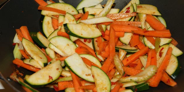 Grøntsagerne steges i en wok