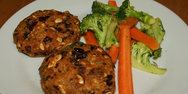 De færdige bøffer serveret med grønt