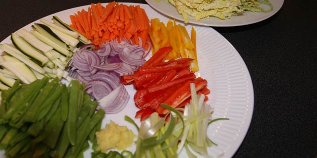 Fyldet sammensættes af et smukt spektre af grøntsager.