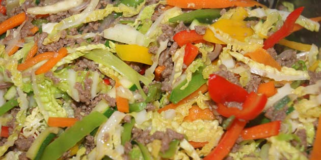 Oksekød og grøntsager blandes.