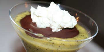 Den nemme dessert tager sig godt ud toppet med flødeskum og chokoladedrys.