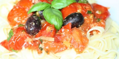 Pasta med sauterede forårsløg, oliven og basilikum