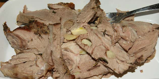 Skiver af lammekød med hvidløg og rosmarin