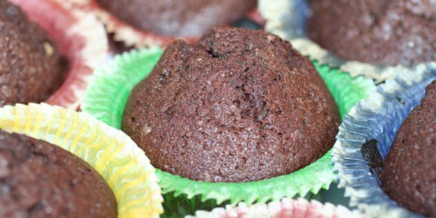 Nybagte chokolademuffins.