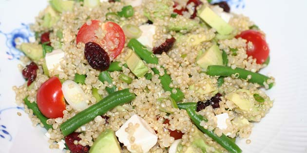 Quinoasalaten er med de røde og grønne nuancer også en lækkerbisken for øjnene.