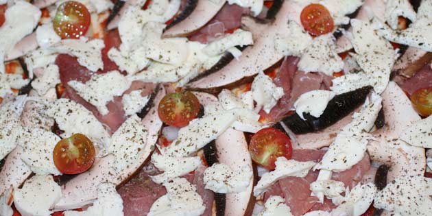Portobellosvampene og de andre skønne ingredienser fordelt på bunden.