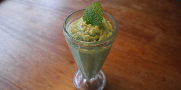 Avocadoen giver smoothien en fin, sart kulør.