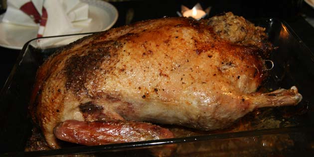 Den færdigstegte and. Klar til servering.