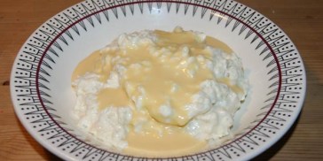 Ris a la mande med kold karamelsovs.