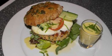 Fiskeburger i nøddeboller med cremet mozzarella og sprøde grøntsager.