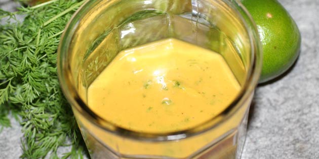 Sennep giver dressingen en gul kulør og kraftig konsistens.