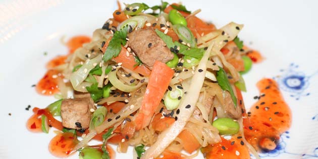 Anret salaten appetitligt og server varm.