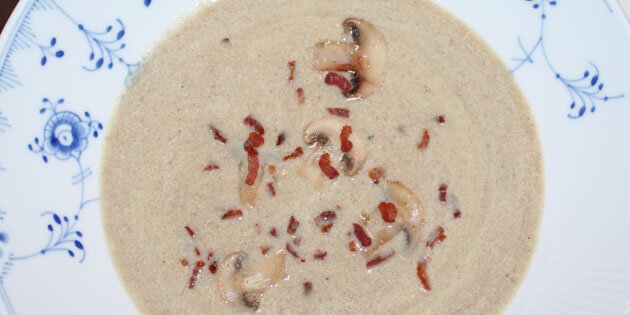Portionsanrettet champignonsuppe, pyntet med sprøde bacontern.