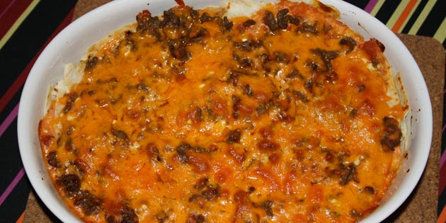 Indbydende tortilla lasagne, smukt og gyldent gratineret.