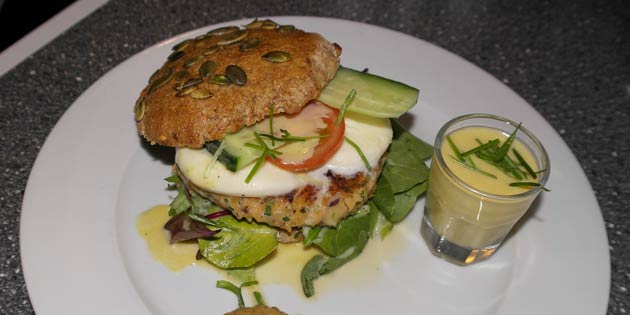 Her er nøddebollerne brugt til en burger.