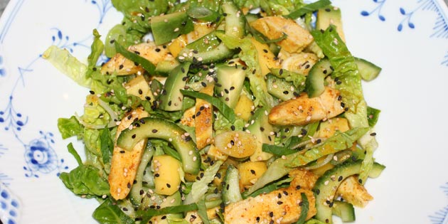 Dejligt dekorativ ser salaten ud, serveret med karrydressing og sesamfrø.