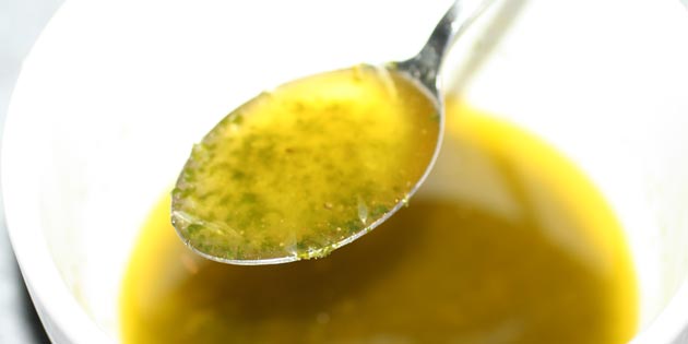 Honning og olie giver myntedressingen en fin konsistens.