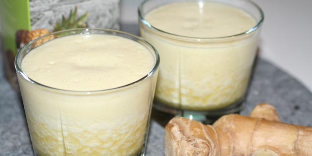 Skøn smoothie med ananas, ingefær og en fin, sart kulør.