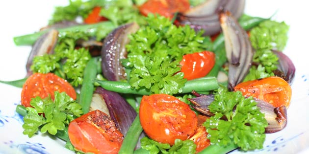 Sund og spændende salat med bagte tomater og rødløg.