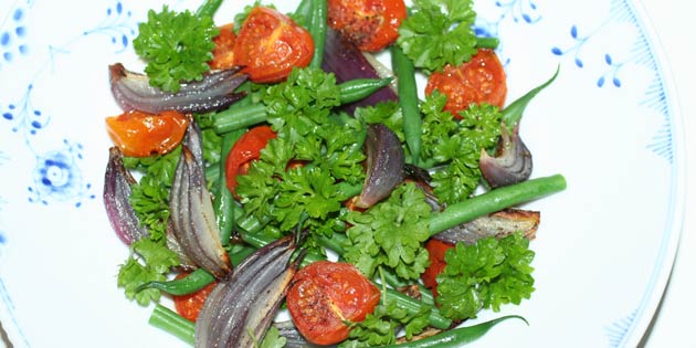 Den flotte bønnesalat er klar til servering.