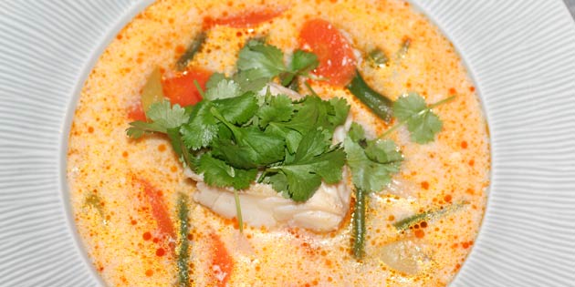 Pynt gerne Thai fiskesuppen med grønne korianderblade.