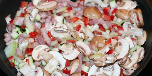 Bacon og de farverige grøntsager på panden.