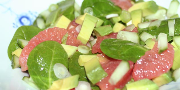 Med få ingredienser har du en flot avocadosalat med grape.