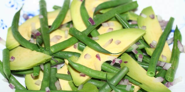 Bønner og avocado giver salaten flotte, grønne nuancer.