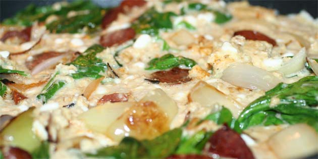 Chorizo og spinat giver både smag og farve.