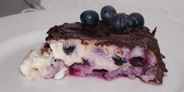 Blåbær giver den lyse ostekage fine, violette nuancer.