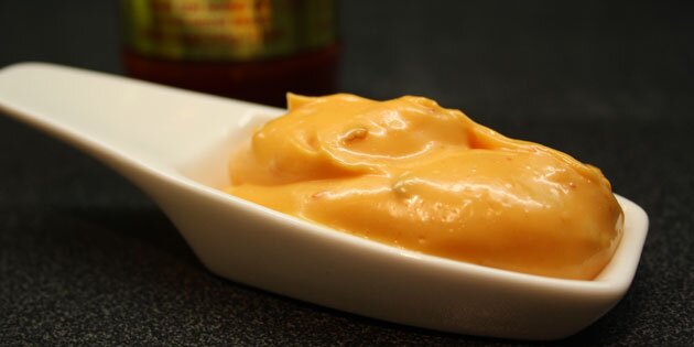 Mayo med en kraftig og smørbar konsistens.