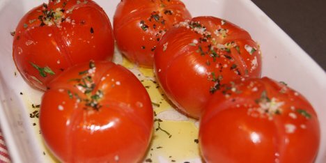 Med flotte og røde bagte tomater har du let aromatisk tilbehør.