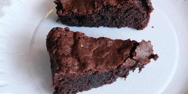 Brownies uden nødder har stadig den helt rigtige farve og konsistens.
