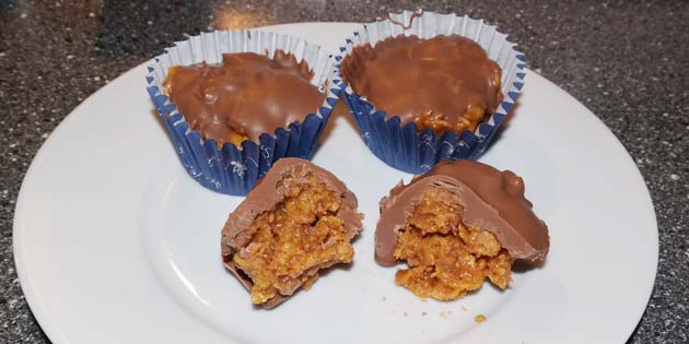 Under chokoladen gemmer snickerskagen den cremede peanutbutter.