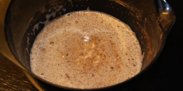 Banan giver dejen en saftig struktur.