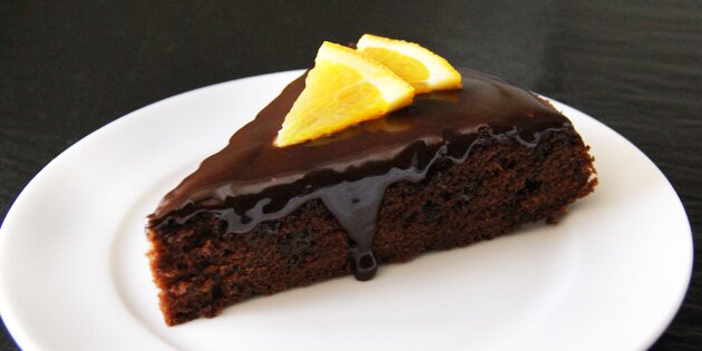 Et indbydende stykke kage, elegant pyntet med appelsin.