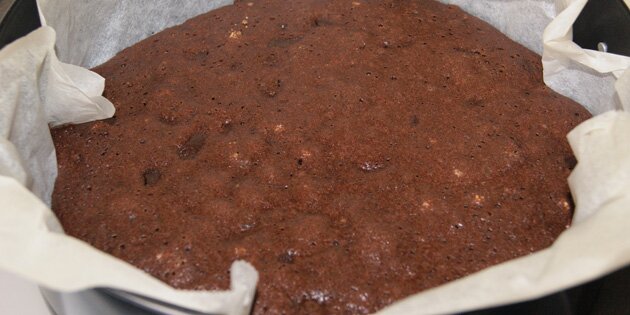 Den bagte kage har en saftig, svampet konsistens.