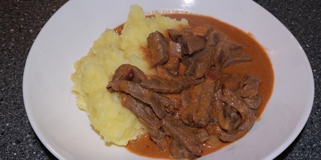 Kartoffelmos og bøf stroganoff lefler måske ikke for synet, men for tungen til gengæld.