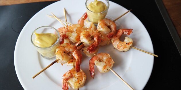 Anret rejerne smukt og simpelt med mayo og citron.