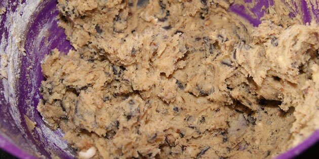 Nødder giver massen en god, knasende struktur.