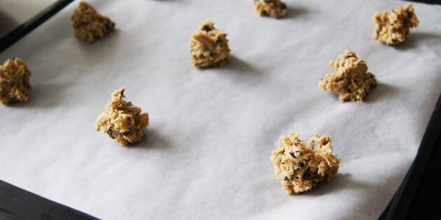 Form dem til små kugler - de skal nok falde sammen i ovnen.