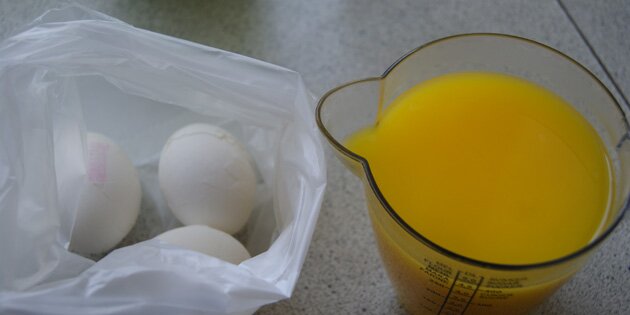 Vandet med frugtfarve er klar til brug.