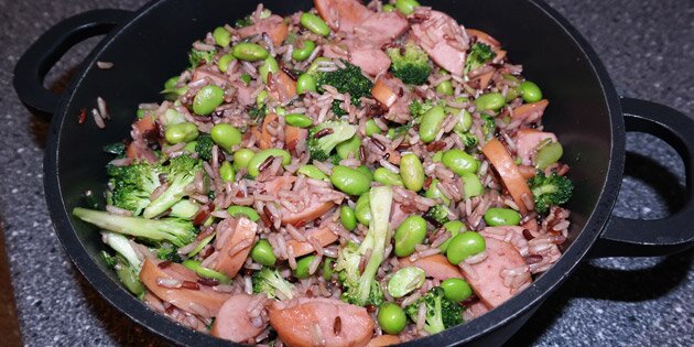 Farvestrålende risotto med broccoli, ærter og pølser.