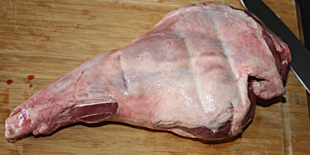Rids kødet med en skarp kniv.