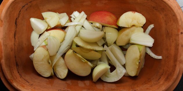 Indbydende bund af friske æbler, løg og fennikel.