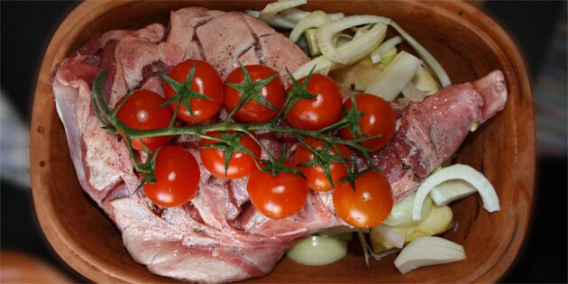 De røde tomater sætter kulør på lammekøllen.