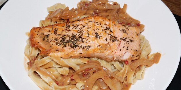 Saucen giver saft og smag til retten.