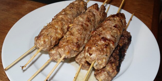Grillet kebab: Tyrkisk inspiration i dansk solskin.