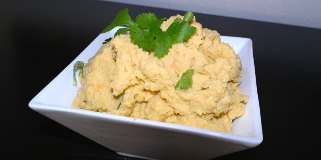 Hummus med avocado, koriander og en let, creamy tekstur.