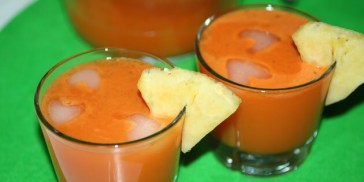 Pynt gerne gulerod- og ananasjuicen med frugtstykker.